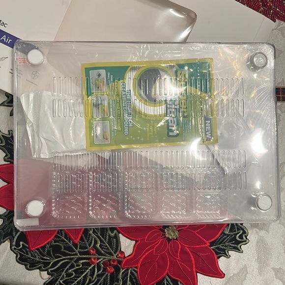 Brand New MacBook Air 15" Clear Hard Case w/ Screen Protector & Webcam Cover - Picture 7 of 16